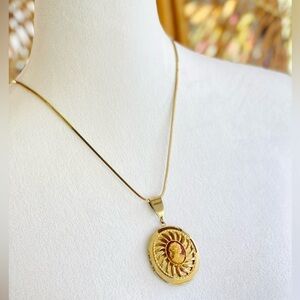 Vintage Gold Tone Cameo Pendant Locket Necklace